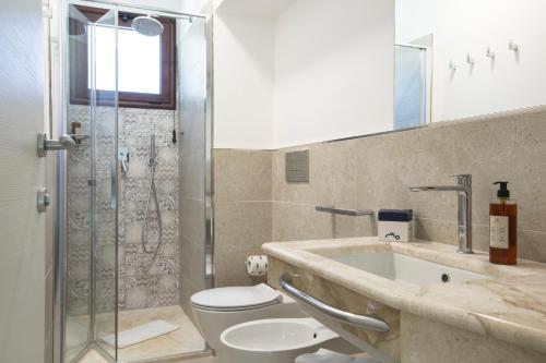 维拉西米乌斯Cormoran Residence的一间带水槽、卫生间和淋浴的浴室