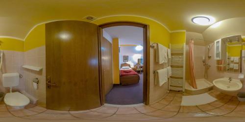 斯拉沃尼亚布罗德加敦酒店的浴室设有走廊、水槽和卫生间