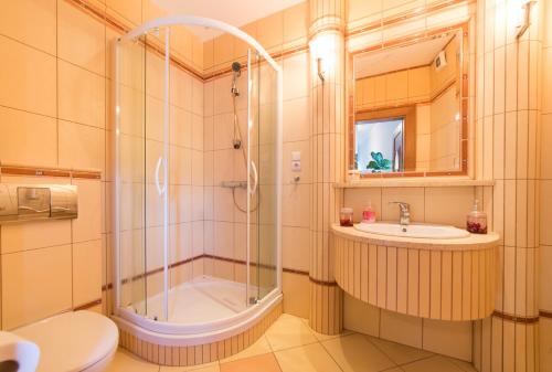 梅尔诺米斯特汽车旅馆的带淋浴、卫生间和盥洗盆的浴室
