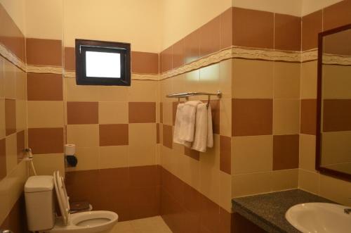 美奈朗花园别墅酒店的一间带卫生间和水槽的浴室