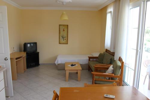 达利安玛维科斯克公寓式酒店的酒店客房设有床和客厅。