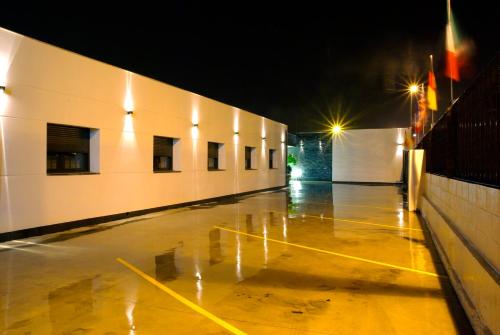 科雷利亚卡拉克酒店及餐厅的夜间建筑物空的走廊