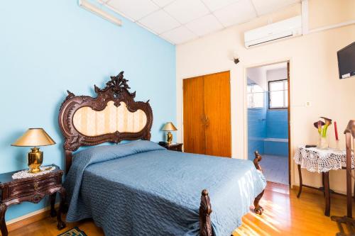 蒙特里尔Hotel Santa Rita的一间卧室配有一张带蓝色床罩的床