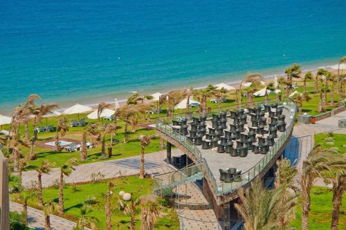 艾因苏赫纳Grand Ocean El Sokhna的享有棕榈树和海洋度假村的空中景致
