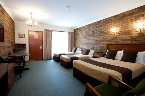 霍舍姆黄金谷物汽车旅馆的酒店客房,设有两张床和一张沙发
