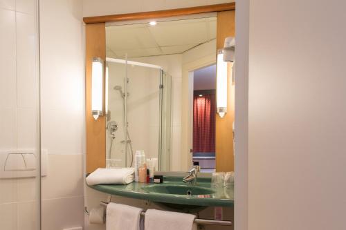 宜必思马德里丰拉夫拉达酒店的一间浴室