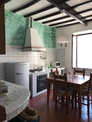 Appartamento Arcobaleno的厨房或小厨房