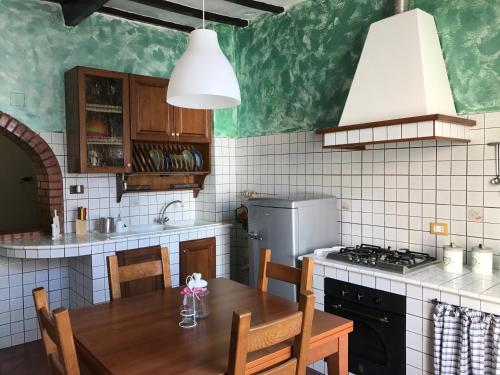 Appartamento Arcobaleno的厨房或小厨房