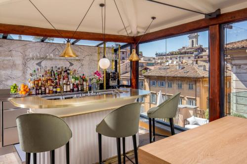 罗马切萨里9号酒店的一间享有城市美景的餐厅内的酒吧