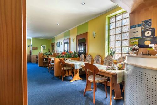 希尔登希尔登城市酒店的餐厅内带桌椅的用餐室