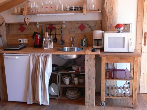A la Bouge'Hôtes的厨房或小厨房
