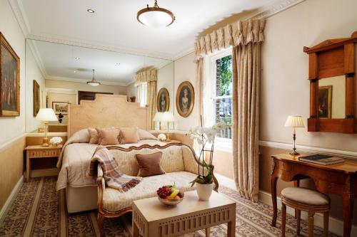 伦敦艾格顿酒店的一间卧室配有一张床和一张桌子