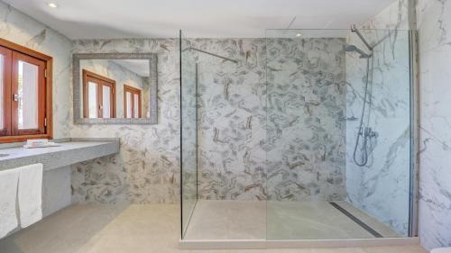 德阿豪斯普斯塔克斯塔德尔酒店 - 仅供成人入住的浴室里设有玻璃门淋浴