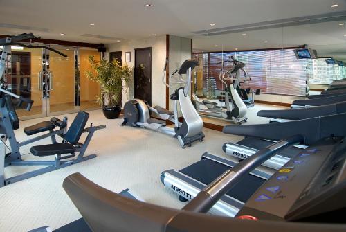 香港Lan Kwai Fong Hotel - Kau U Fong的健身房设有跑步机和椭圆机