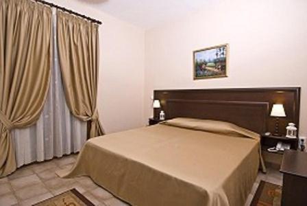 韦里亚Hotel Kapsalis的一间卧室设有一张床和一个大窗户