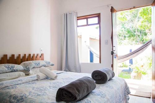 曼格斯塞克Mangue Seco Lodge - Experiência Gastronômica的一间卧室设有两张床和大窗户