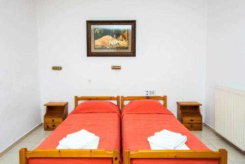 罗希姆诺埃拉托公寓的卧室配有两张床,墙上挂着一幅画