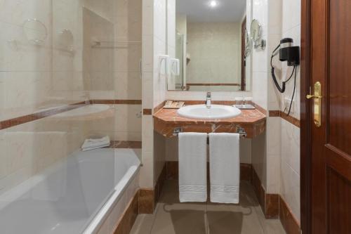 巴耶格兰雷伊格兰雷伊酒店的带浴缸、水槽和浴缸的浴室