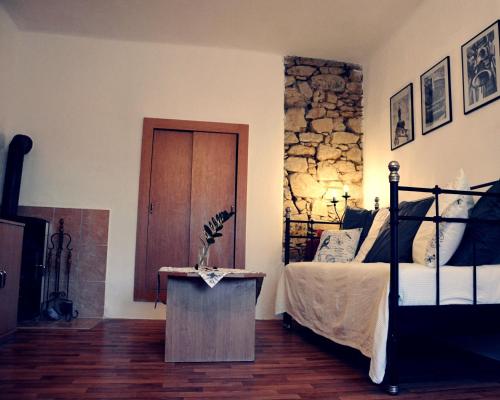 皮塞克Apartmány Pod Putimskou branou的一间卧室配有一张床,铺有木地板