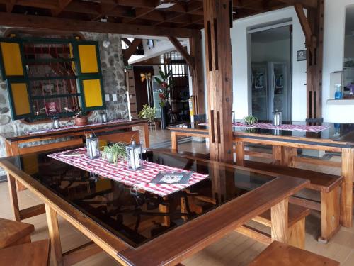 IsnosEcohotel Bordones的用餐室配有木桌和玻璃桌