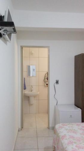 因达亚图巴生态公园旅馆的客房设有带水槽和卫生间的浴室