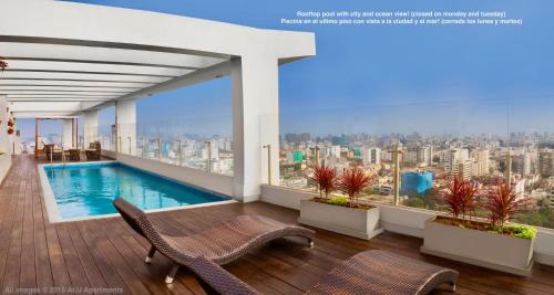 利马ALU Apartments - Limit with Miraflores Panoramic City View的从带游泳池的建筑屋顶上欣赏美景