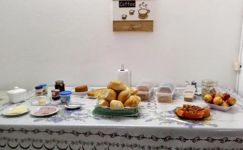 因达亚图巴生态公园旅馆的一张桌子,上面有面包和其他食物