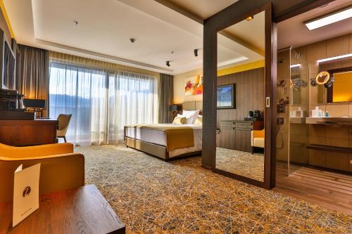 布德瓦Hotel Zeta的酒店客房,配有床和镜子