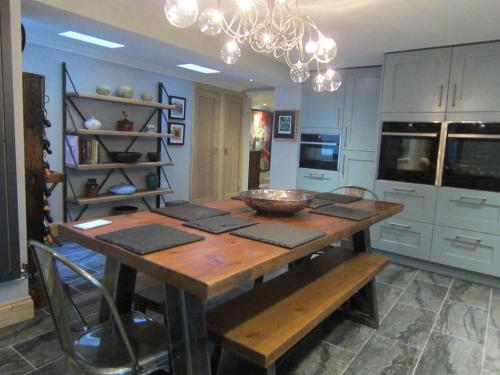 沃本Havisham House的厨房配有木桌和碗