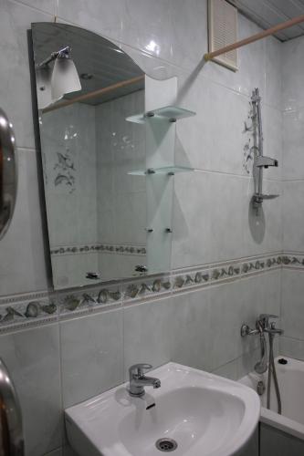 秋明Апартаменты на Пермякова的一间带水槽和镜子的浴室