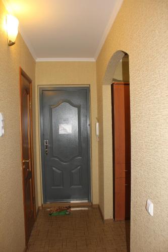 秋明Апартаменты на Пермякова的走廊上,房间有一个黑色的门