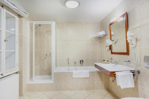 布拉格康斯坦斯精品酒店的带浴缸、水槽和淋浴的浴室
