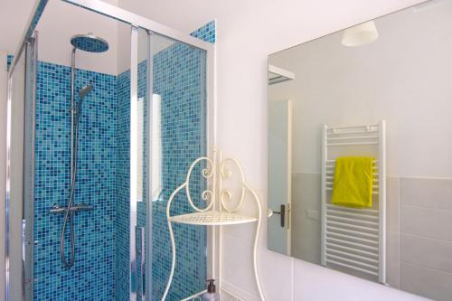罗马Appartamento Tadolini的带淋浴和镜子的浴室