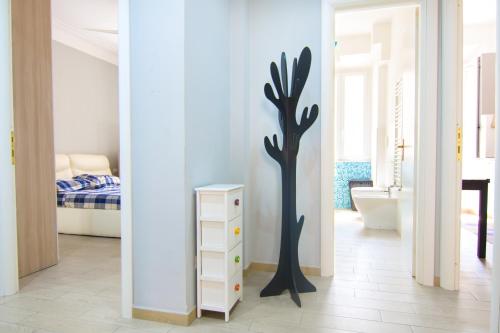 罗马Appartamento Tadolini的卧室墙上挂着一棵黑色的树