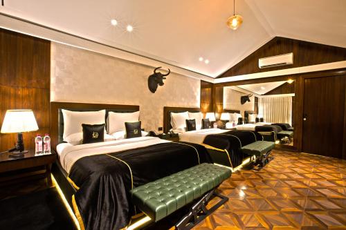 罗纳瓦拉DATA Resort by Della Adventure的酒店客房,设有两张床和一张沙发