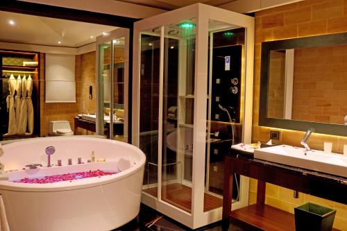 罗纳瓦拉DATA Resort by Della Adventure的带浴缸和盥洗盆的大浴室