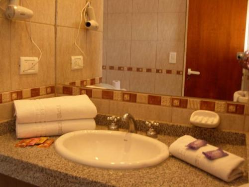 本塔纳山村Posada El Jarillal的浴室的柜台设有水槽和镜子