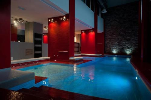 巴多尼奇亚瑞维酒店 - 康普里所图里斯提科坎普史密斯的红色灯室里的一个大型游泳池