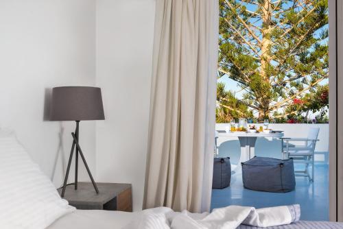 卡马利Damma Beachfront Luxury Villa的一间卧室配有一张床、一张桌子和一个窗户。