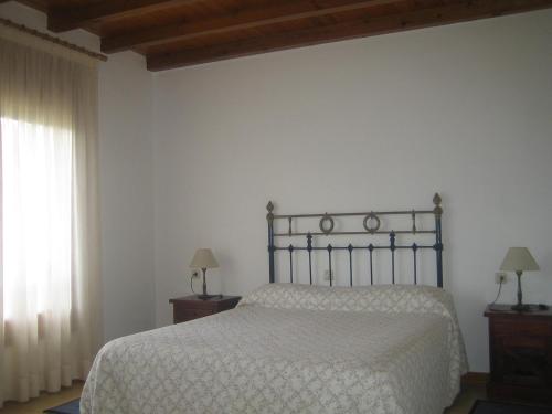 Pla de Sant TirsCal Font (RCP)的一间卧室配有一张带白色床罩的床