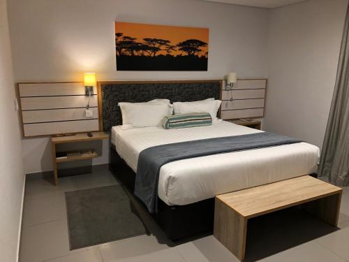 哈博罗内旅程住宿的一间卧室,卧室内配有一张大床