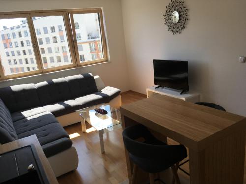 萨格勒布Korkyra的客厅配有沙发和桌子