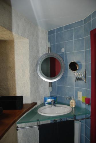 埃希特纳赫Wollefstuerm的一间带水槽和镜子的浴室