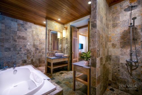 会安会安ZEN精品酒店的带浴缸、淋浴和盥洗盆的浴室