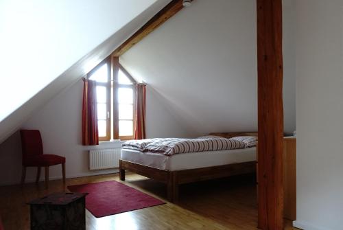 施瓦姆施泰特Fewos in Klein-Grindau的一间卧室设有一张床和一个窗口