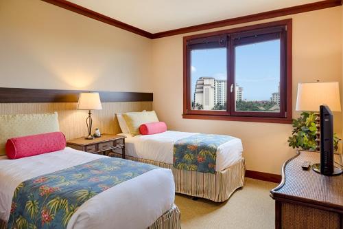 卡波雷Sixth Floor Villa with Sunrise View - Beach Tower at Ko Olina Beach Villas Resort的酒店客房设有两张床和窗户。