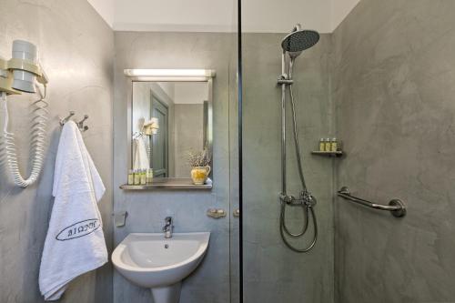 斯基罗斯岛Dioni Hotel的带淋浴和盥洗盆的浴室
