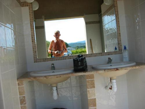 马藏La Grange de Campaulise - Camping à la ferme - Hébergements - Mont Ventoux的站在镜子前的浴室里的人