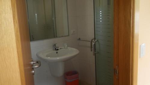 特里亚卡斯特拉Hostal-Meson Vilasante的一间带水槽、镜子和淋浴的浴室