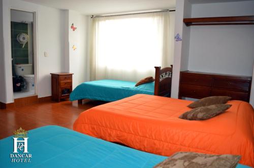 潘普洛纳Hotel Dancar的一间卧室设有两张床和窗户。